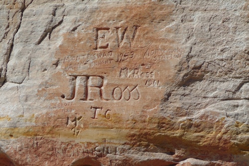 Initialen am Chambers Pillar